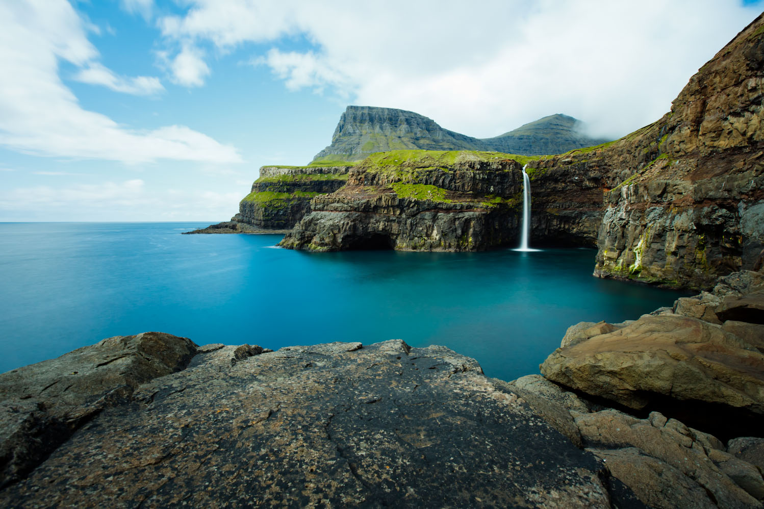 Færøerne med storslået natur. Få pladser, Højt til himlen, ren og frisk luft og enestående udsigter. Afrejse Billund. Få ledige pladser